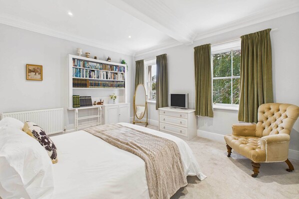 4 bedrooms, desk, iron/ironing board, WiFi - Host & Stay | Thorneville House (Knaresborough)