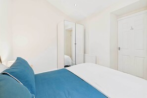 2 bedrooms, desk, iron/ironing board, WiFi - Host & Stay | The Potting Shed (Knaresborough)