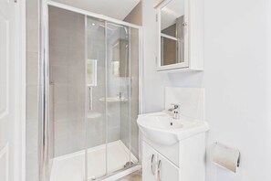 Shower, hair dryer, towels - Host & Stay | The Potting Shed (Knaresborough)