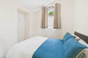 2 bedrooms, desk, iron/ironing board, WiFi - Host & Stay | The Potting Shed (Knaresborough)