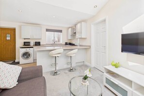 TV, books, offices - Host & Stay | The Potting Shed (Knaresborough)