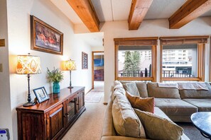 Téléviseur, foyer, bureau