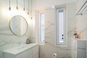 淋浴设施、吹风机、毛巾、肥皂