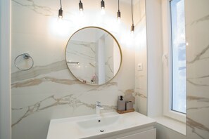 تجهيزات دش، مجففات شعر، مناشف، صابون