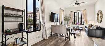 Gaslamp Gem 2BR Suite with Modern Amenities