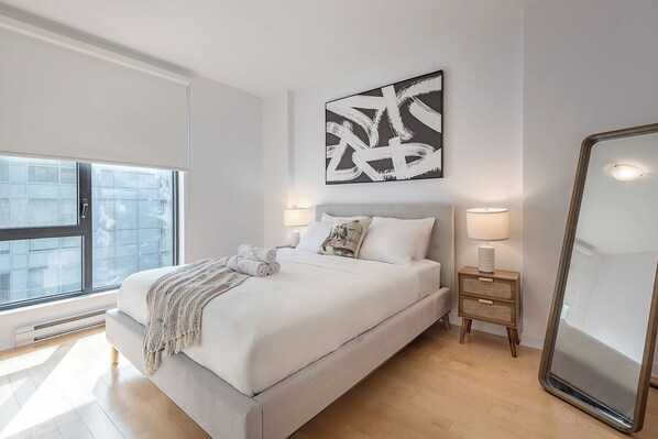 2 chambres, bureau, fer et planche à repasser, lit de bébé portatif