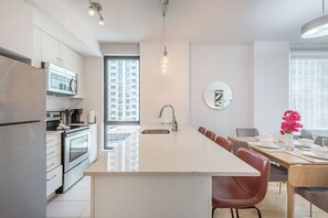 Refrigerador, microondas, horno, placa de cocina