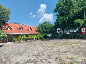 Vista frontal de la propiedad