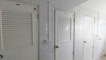 Ducha, toallas, papel higiénico