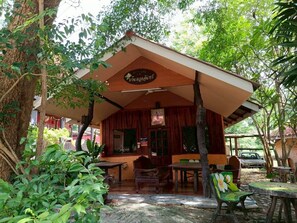 Family Room | Free WiFi - Bamboo River House Kaeng Krachan (Kaeng Krachan)