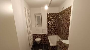 Haartrockner, Handtücher, Seife, Toilettenpapier