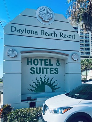 Property grounds - The Beachline Ocean View Studio Condo (Daytona Beach)