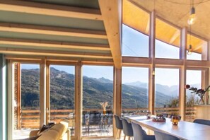 En matplats med stora fönster som erbjuder utsikt över bergen.