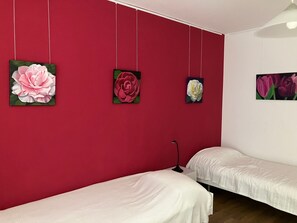 2 bedrooms, internet, bed sheets