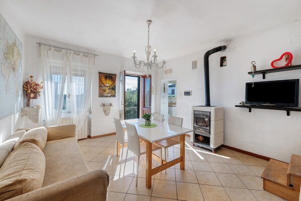 Unclassified image, 1 of 22, button