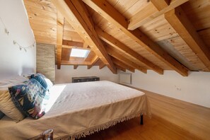 3 habitaciones, tabla de planchar con plancha, wifi y ropa de cama 