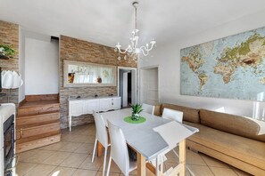 Unclassified image, 3 of 22, button