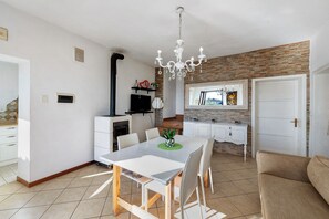 Unclassified image, 4 of 22, button