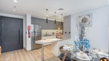 Appartamento Luxury, balcone, vista città | Cucina privata | Microonde, forno, piano cottura, tostapane