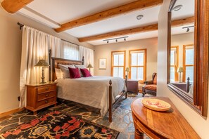 4 bedrooms, iron/ironing board, internet, bed sheets