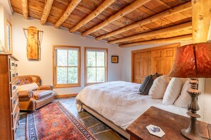 4 bedrooms, iron/ironing board, Internet, bed sheets