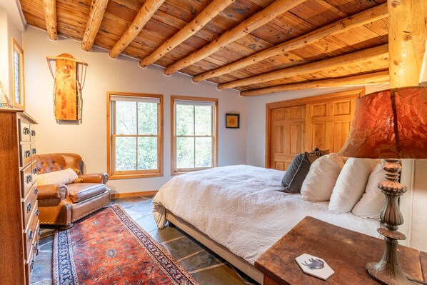 4 bedrooms, iron/ironing board, Internet, bed sheets