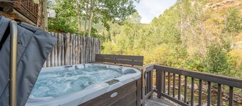 Coal Creek Hideaway located Right On Coal Creek! Luxury in town with hot tub!