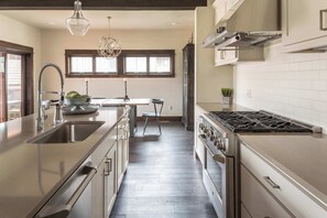 Kjøleskap, mikrobølgeovn, kokeplater og oppvaskmaskin