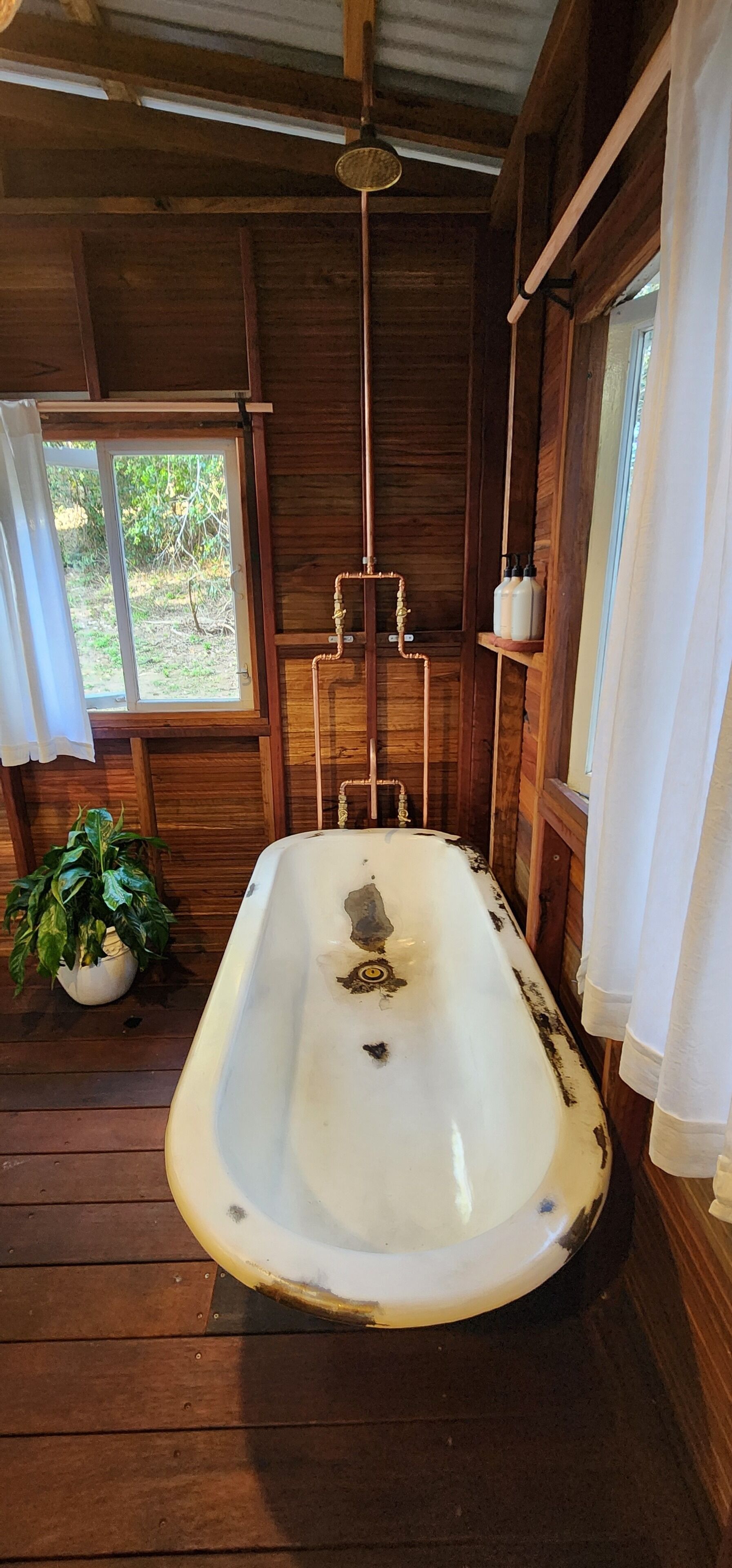 Secador de pelo, toallas, jabón, papel higiénico