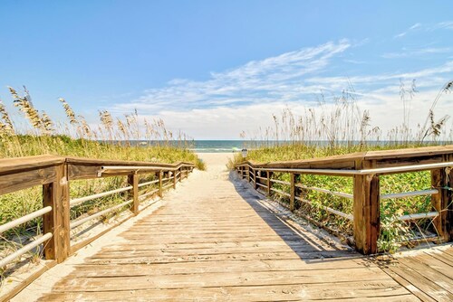 Steps from Carolina Beach, Pool, Sleeps 5!
