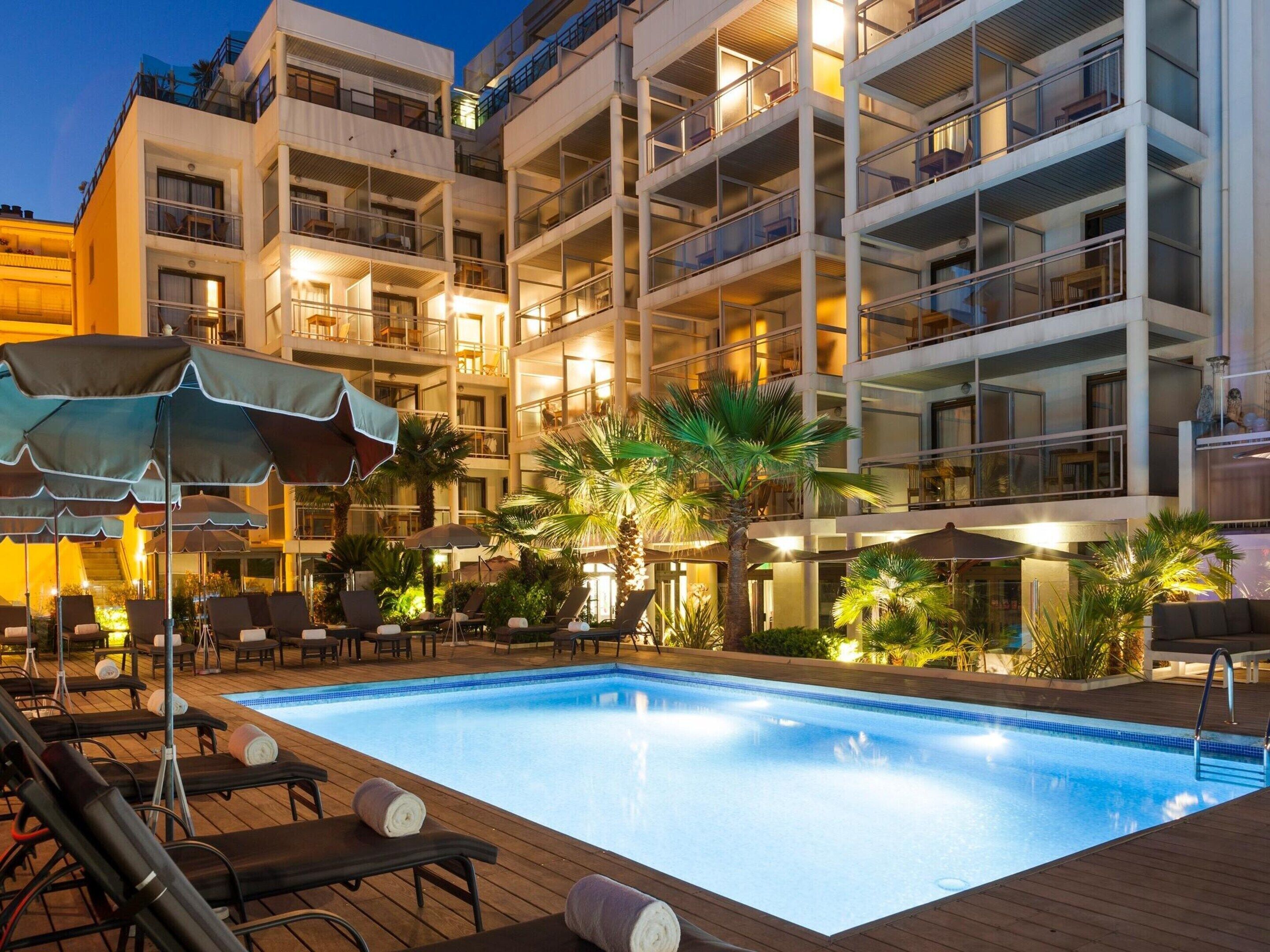 Una piscina al aire libre, una piscina climatizada