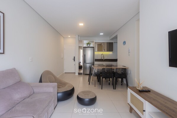 Apartamento básico | Área de estar | Smart TV 32 polegadas com canais digitais