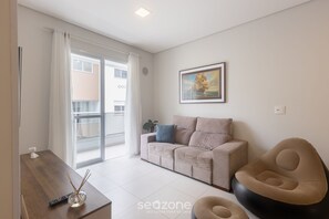 Apartamento básico | Área de estar | Smart TV 32 polegadas com canais digitais