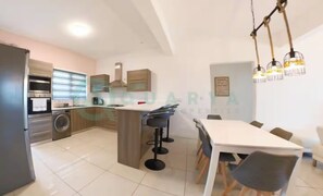 Microwave, oven, stovetop - Cozy Oceanview Apartment (Flic en Flac)