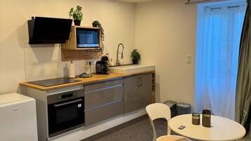 Réfrigérateur, micro-ondes, four, cafetière/bouilloire