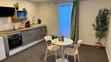 Réfrigérateur, micro-ondes, four, cafetière/bouilloire