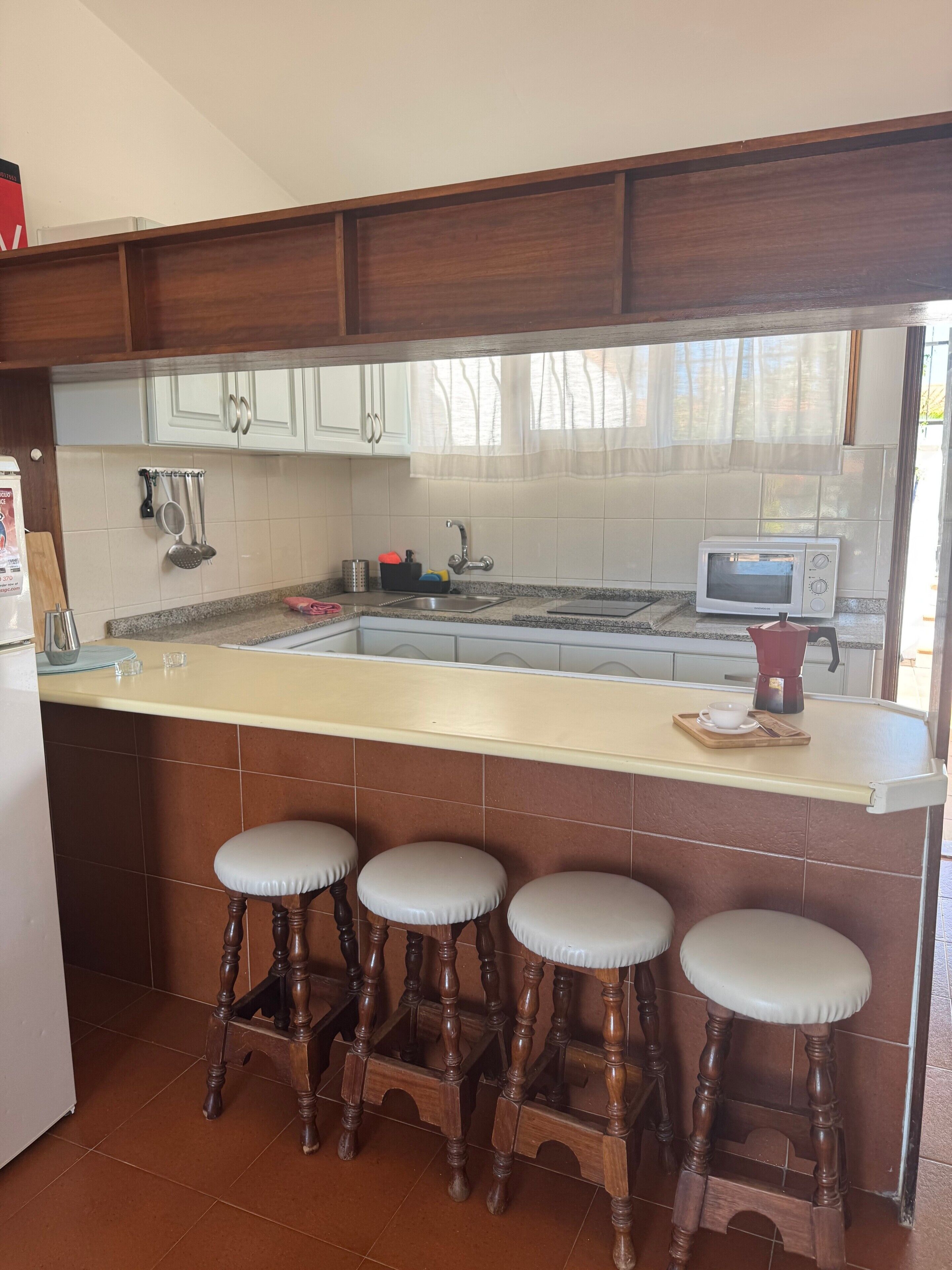 Kühlschrank, Mikrowelle, Herdplatte, Wasserkocher mit Kaffee-/Teezubehör