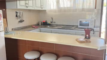 Kühlschrank, Mikrowelle, Herdplatte, Wasserkocher mit Kaffee-/Teezubehör