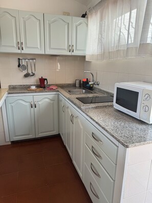 Fridge, microwave, stovetop, coffee/tea maker