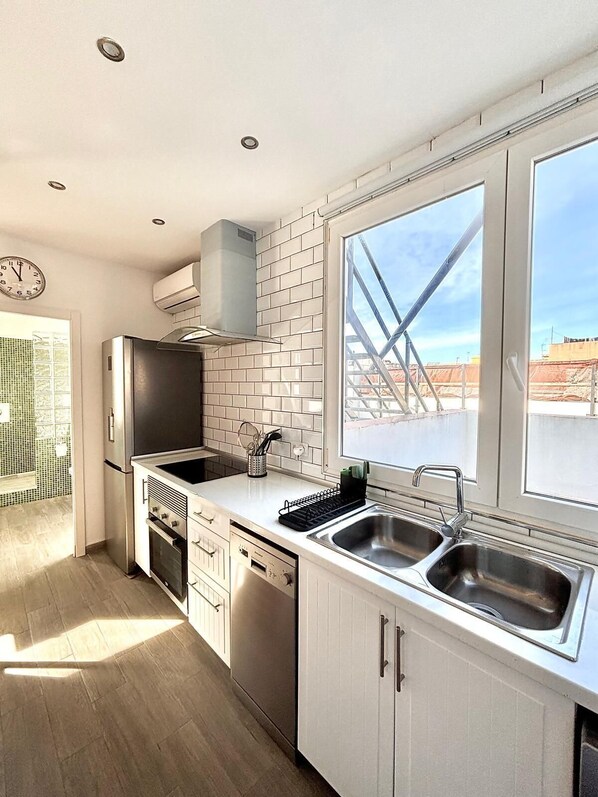 Fridge, microwave, oven, stovetop