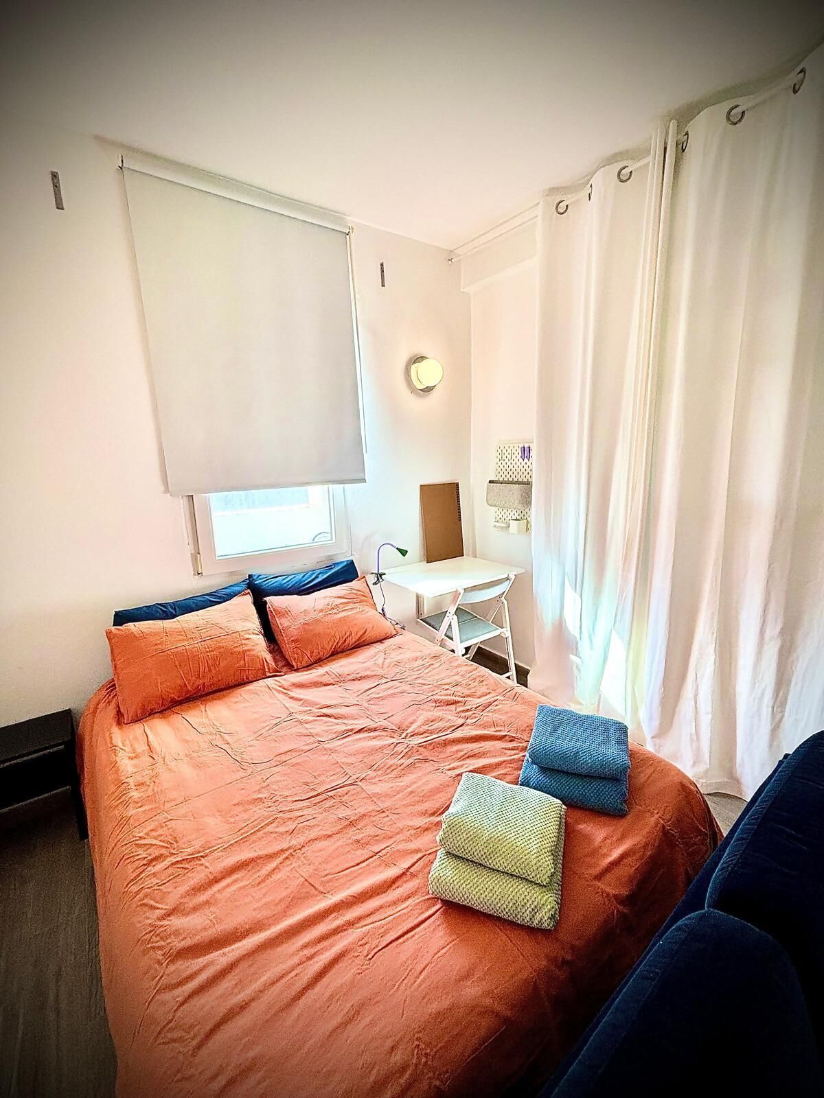 1 slaapkamer, een bureau, een strijkplank/strijkijzer, reisbedje