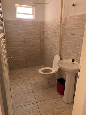 Quarto triplo básico | Banheiro | Chuveiro, papel higiênico