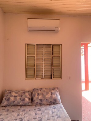 غرفة ثلاثية بتجهيزات أساسية