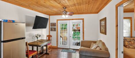 Room, 1 Bedroom | Living area