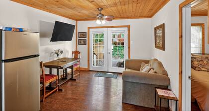 Rouge Cobb Mountain Hotel - Cabin 1