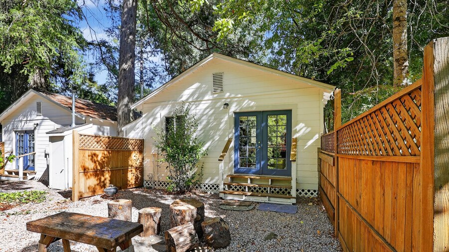 Rouge Cobb Mountain Hotel - Cabin 1