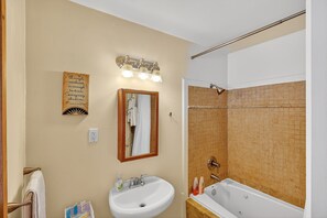 Chambre, 1 chambre | Salle de bain | Serviettes fournies, shampoing
