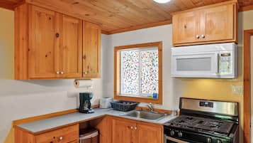 Room, 1 Bedroom | Private kitchen | Fridge, oven, coffee/tea maker, toaster