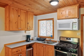 Room, 1 Bedroom | Private kitchen | Fridge, oven, coffee/tea maker, toaster