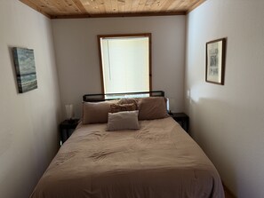 Room, 1 Bedroom | 1 bedroom, laptop workspace, free WiFi